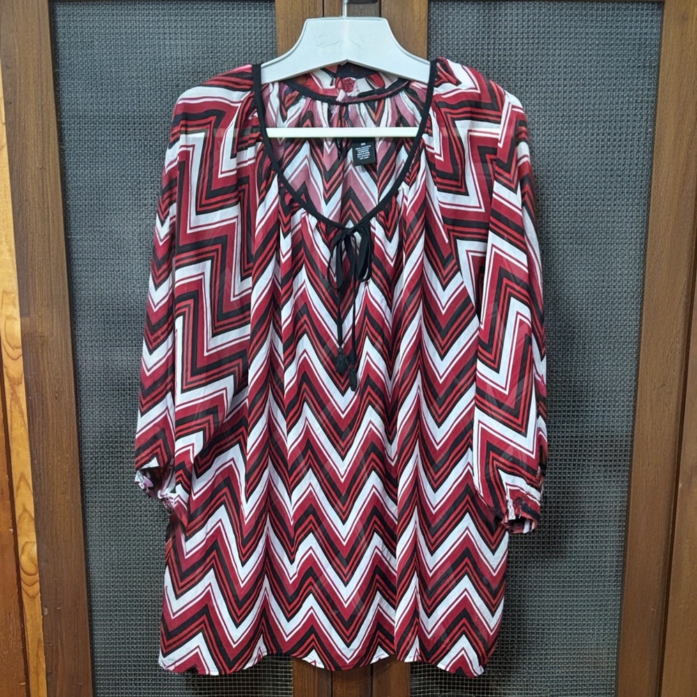 New Direction Woman Semi-Shear Red/White/Black Chevron Top w/ 3/4 Length Sleeves